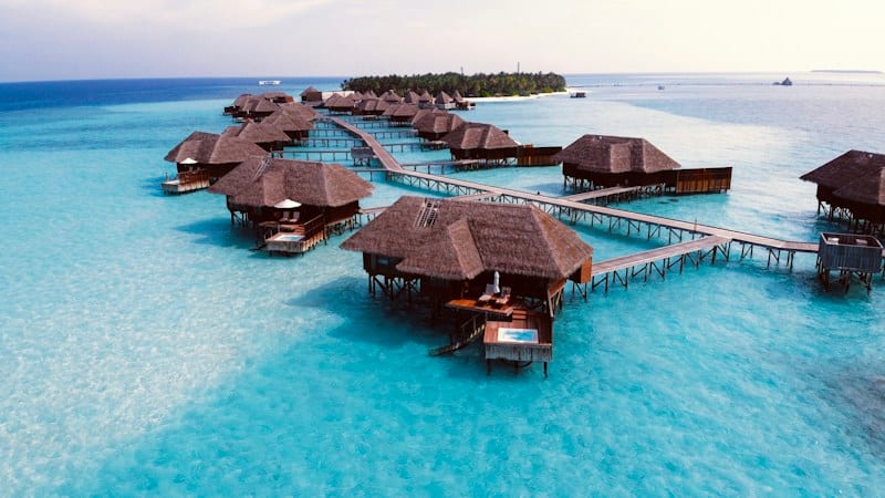 Navio de cruzeiro nas águas azul-turquesa do Caribe e Bahamas com a Descontur - Gastronomia e Conforto