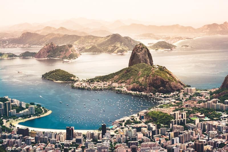 Cruzeiro com queima de fogos em Copacabana visto do mar com a Descontur - Experiência Local