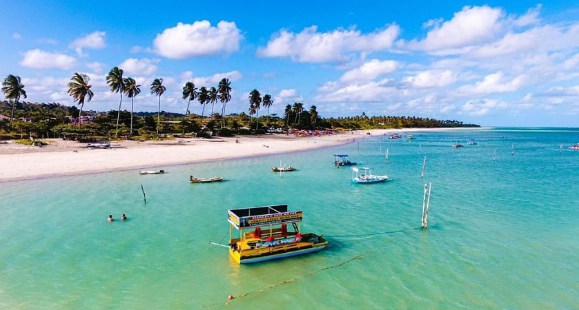 Praia de Antunes e coqueirais